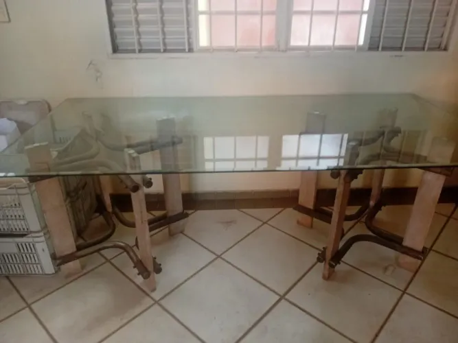 Mesa sem cadeiras.