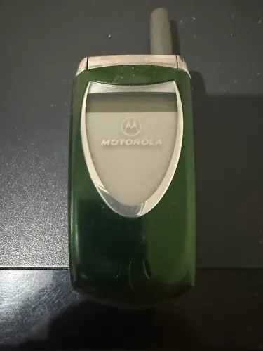 Celular Antigo Motorola V60 para colecionadores.Possui jogo de capas na cor prata.