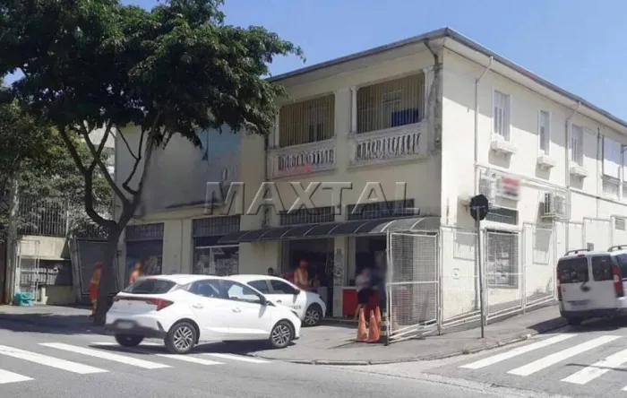 Prédio comercial na Avenida Mazzei com 426m², com 4 banheiros e 8 vagas.