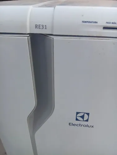 Geladeira Electrolux RE 31nova..310 litros
