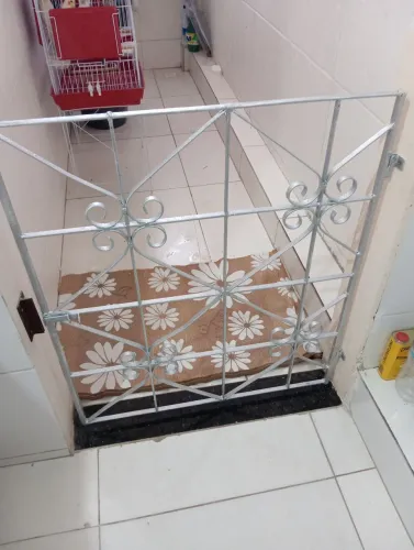 Portão de ferro novo pintado.