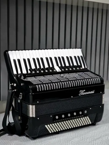 Acordeon 120 Baixos Preto Thommasi 4° de voz.
