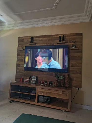 Conjunto de Painel e Rack em madeira