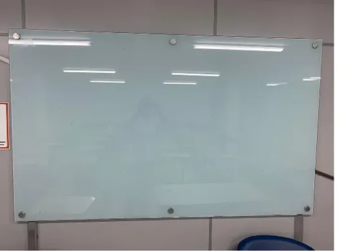 Quadro de vidro em ótimo estado de uso medidas: 1,20 x 2,00