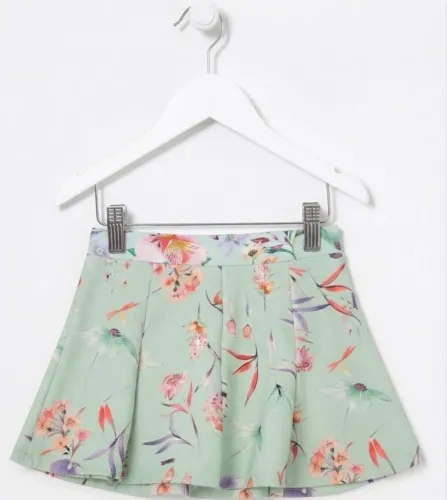 saia rodada curta com estampa floral em fundo verde-agua,