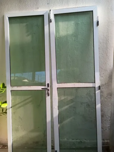 Porta de correr em alumínio. Em 2 portas 