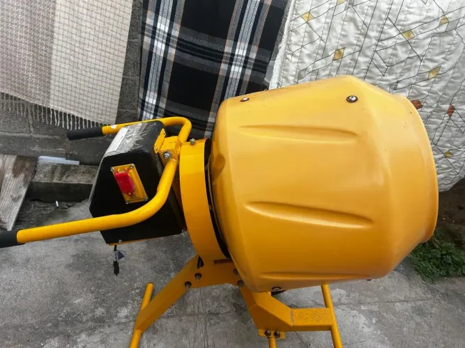 Vendo uma betoneira 130 L