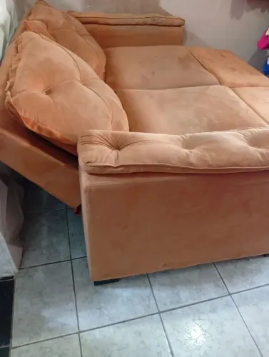 Sofá muito confortável em veludo