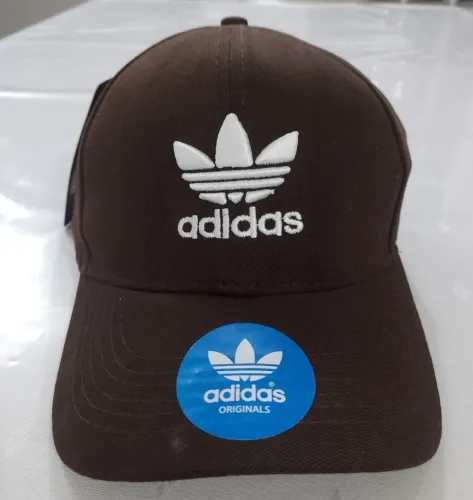 Boné Adidas regulagem fivela bordado marrom Novo sem uso