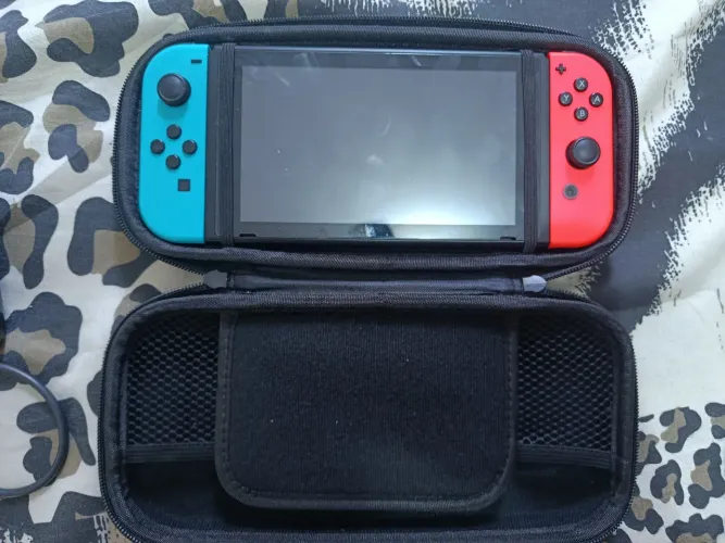 Nintendo Switch V2, Bloqueado + Controle Pro 