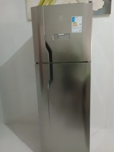 VENDO UMA GELADEIRA DE 280 LITROS SEMI NOVA,UM HOGO DE JANATARCOM 4 CADEIRAS SEMI NOVO