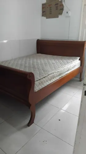 Cama de madeira com mogno