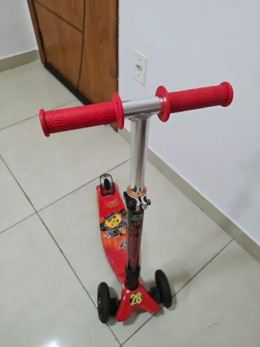 Vendo Patinete infantil Mickey Rodas em Led (original) - Super conservado