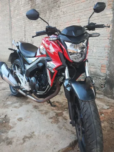 CB twister 250 ano 2016 . So venda 15 mil ja ta revisada. Precisa pagar a multa pra trans