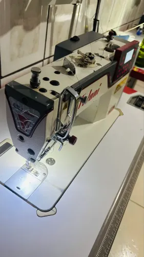 Máquina de costura reta eletrônica