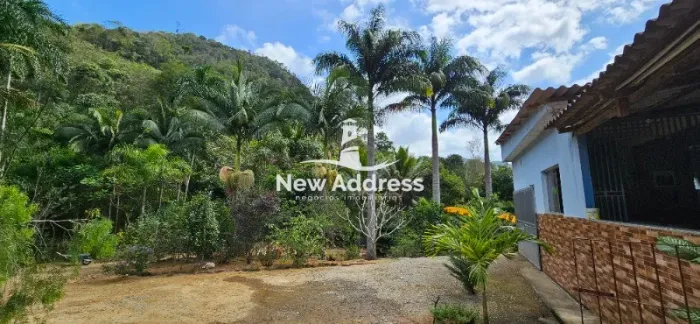 Sítio com 20.000m² e Casa Charmosa de 140m², 2 Quartos, 2 Tanques de Peixe e Área de Plant