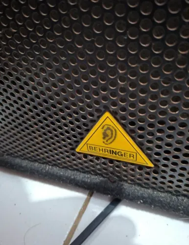Caixa behringer 600w