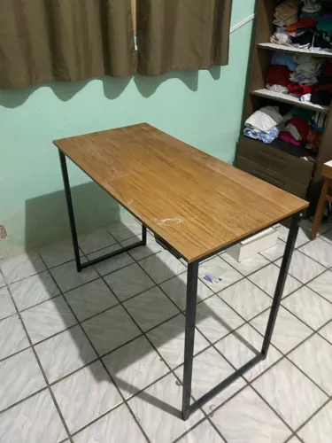 Escrivaninha (ferroe e madeira) Possui gaveta Medidas: 75,5 cm de altura, e tampo 90x45