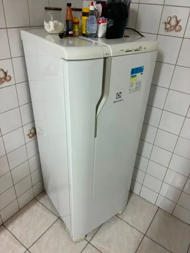 Geladeira Electrolux RE31 - 240L