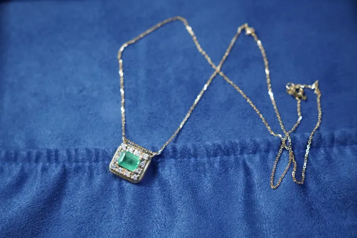 Colar de ouro 18K com esmeralda natural e diamantes naturais