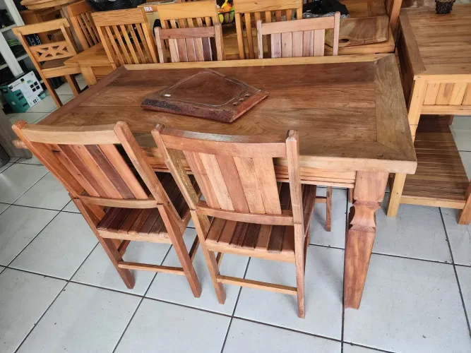 Jogo de mesa 4 cadeiras em madeira de Demolição