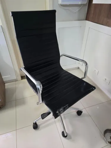 Cadeira Diretor Giratória Preta Cromada - Funcionando