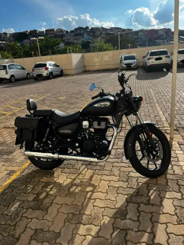 Royal Enfield Meteor 350 Stellar Black (preto fosco)