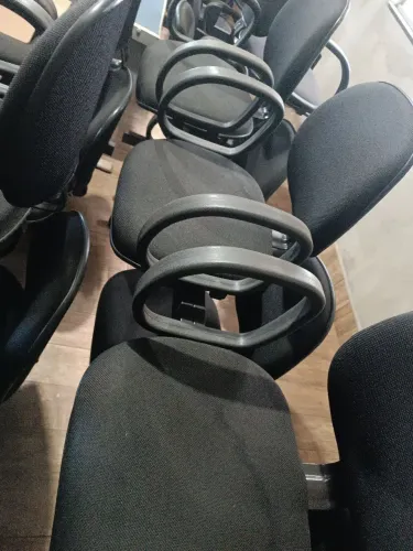 Cadeiras longarinas pretas de 03 lugares te tecidos preto com apoio lateral valor por cada