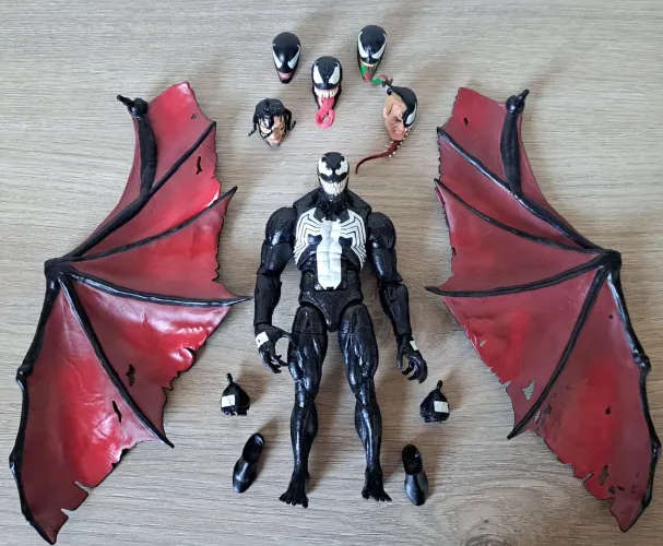 Venom Marvel Legends + extras