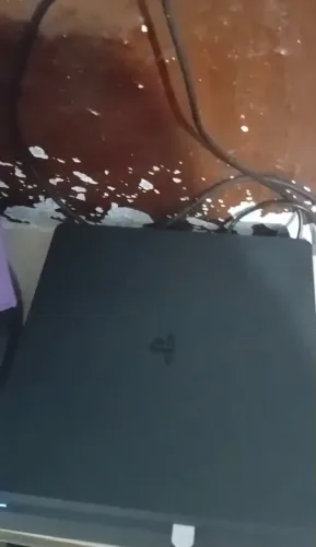 PS4 COM 2 MANETES+CABOS E JOGOS NO PRECINHO