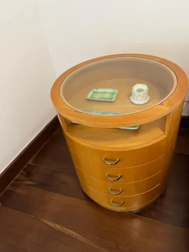 Criado Mudo redondo em Pau Marfim da Arte Inglesa