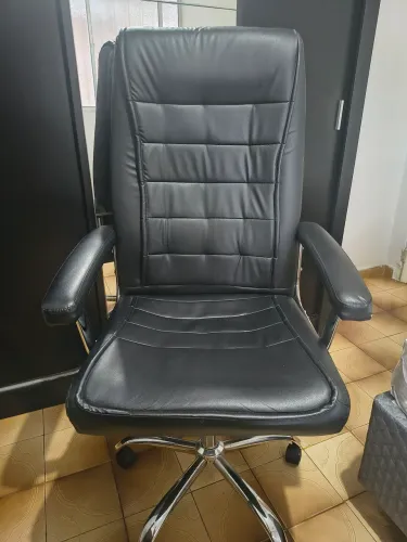 Cadeira com regulagem de altura e encosto reclinável