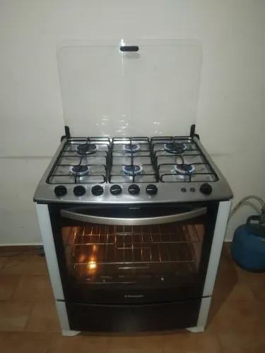Fogão de 6 bocas da Electrolux automático