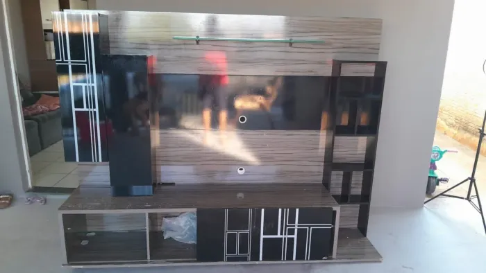 Painel com rack embutido