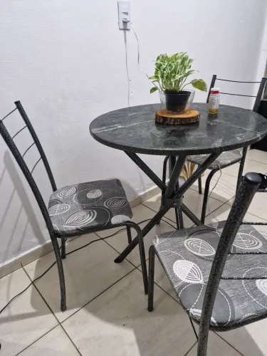 Mesa com 4 cadeiras