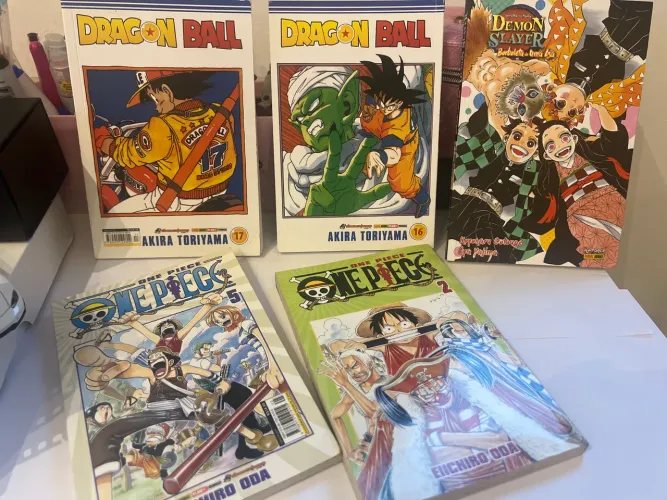 Lote de mangás Dragon Ball, One Piece e livro demon slayer