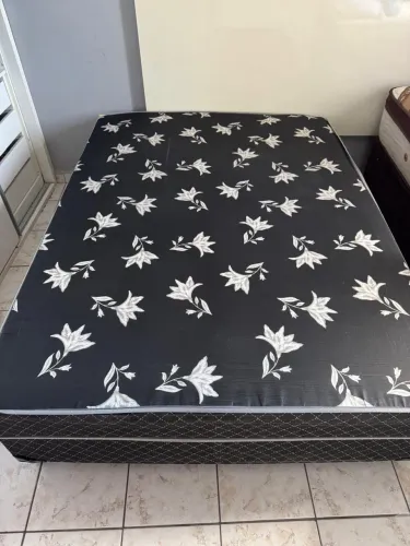 Cama casal conjugado.