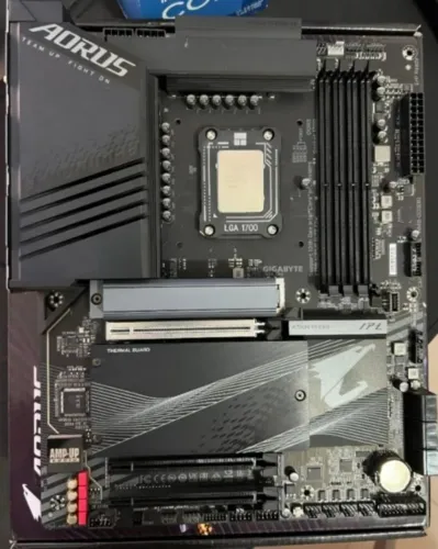 Vendo Placa-Mãe Z790 Aorus Elite AX - Como nova, com caixa e apenas 1 mês de uso!