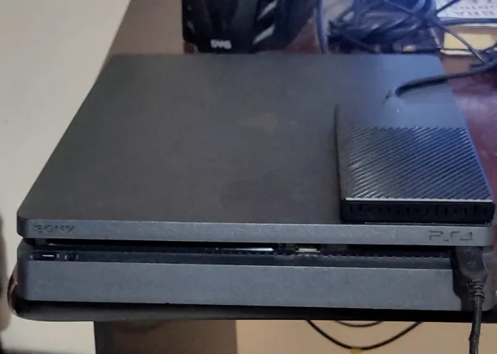 PS4 em ótimo estado, com controle  original Sony poco usado e cabos