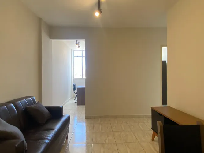 Quarto e sala com mobília no Centro para locação