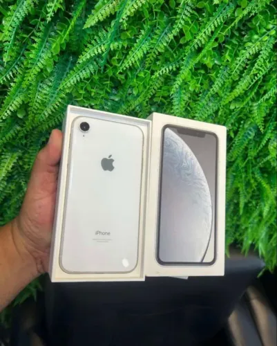 iPhone XR seminovo na caixa