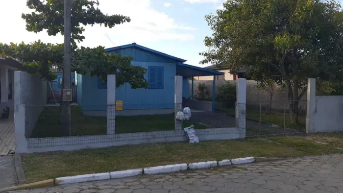 Casa com 3 quartos, sala de estar, churrasqueira, edícula com 2 kitnets de quarto e garage