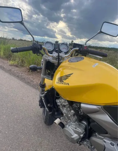 Vendo essa hornet carburada muito top