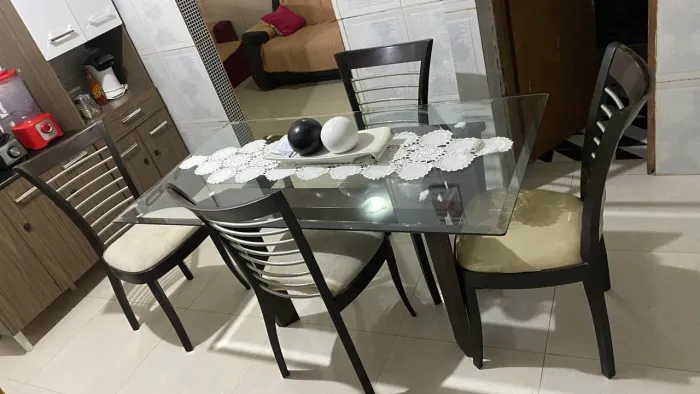Mesa com 4 cadeiras 