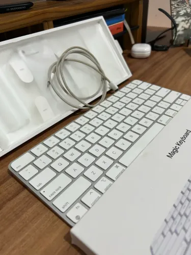 Apple magic keyboard - teclado semi novo com caixa