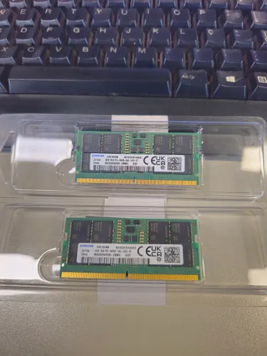Memória RAM Samsung de 16 GB DDR5.