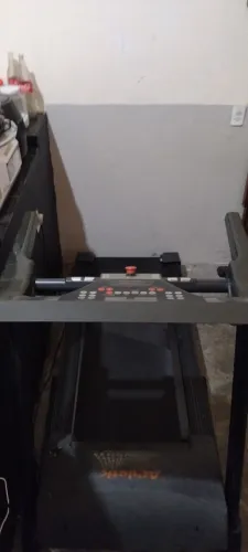 Vendo esteira athletic em ótimo estado 4.800 aceito pix cartão parcelando em até 10 vezes