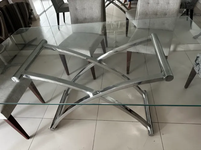 Mesa de vidro com pés de aço inox