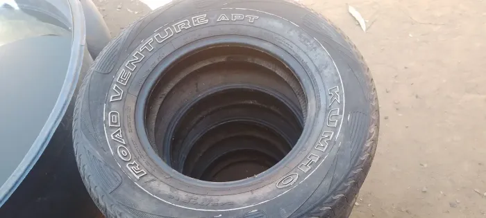 Pneus aro 16 para caminhonete.