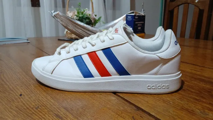 Tênis Adidas semi novo